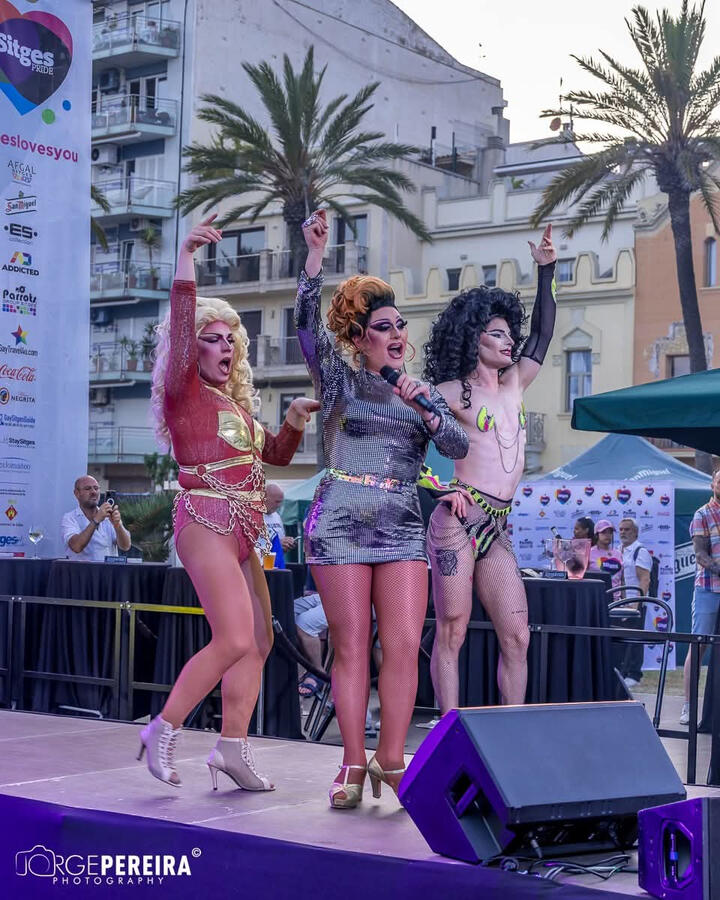 Miss Mars drag queen actuando y haciendo participar al público durante el show.