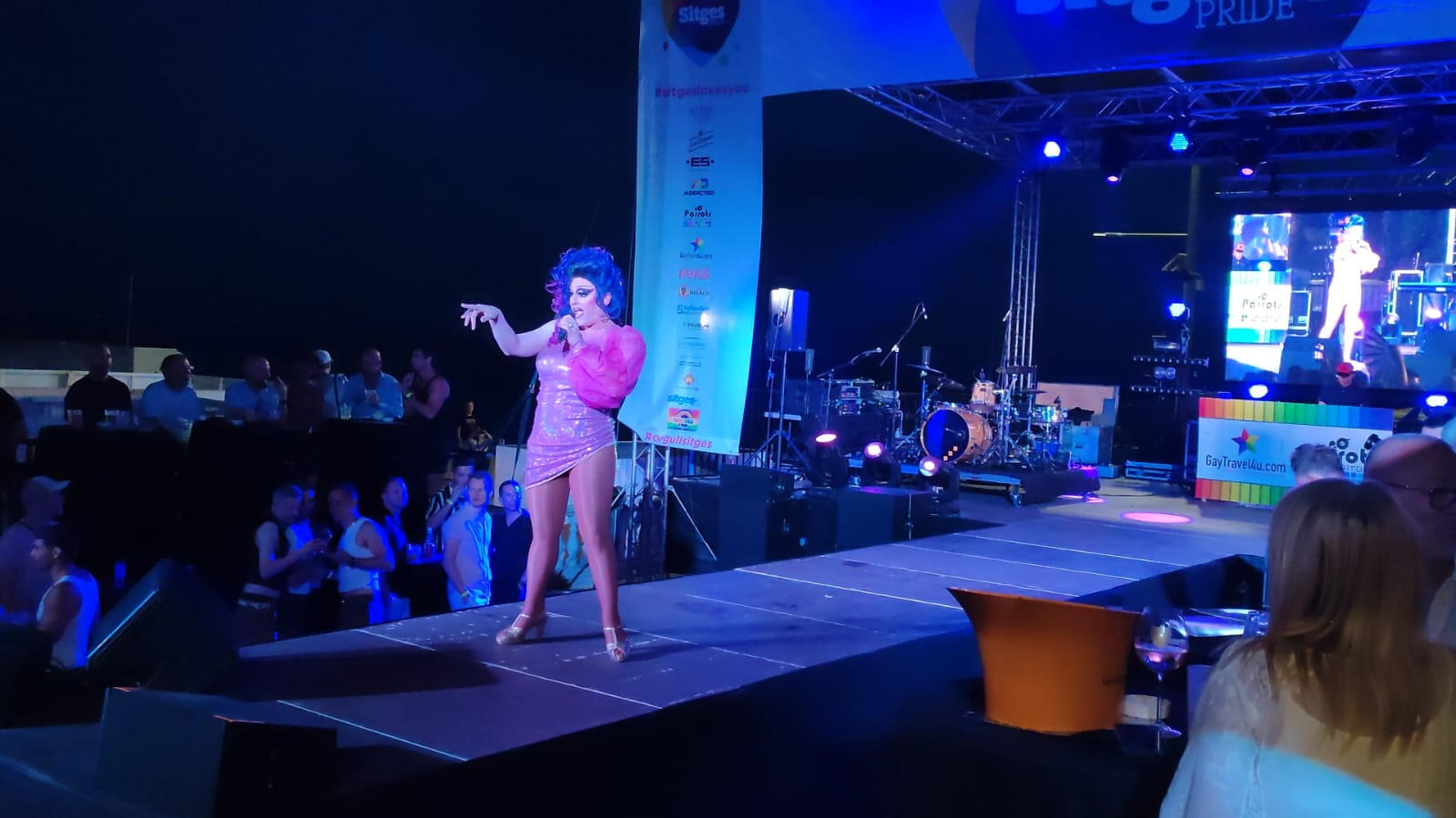 Asistentes aplaudiendo y participando en el show de Miss Mars.