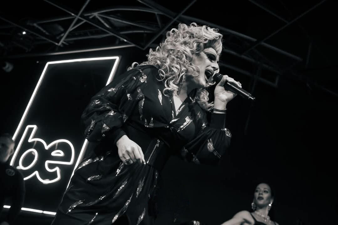 Miss Mars cantando en directo en un espectáculo interactivo en Barcelona.