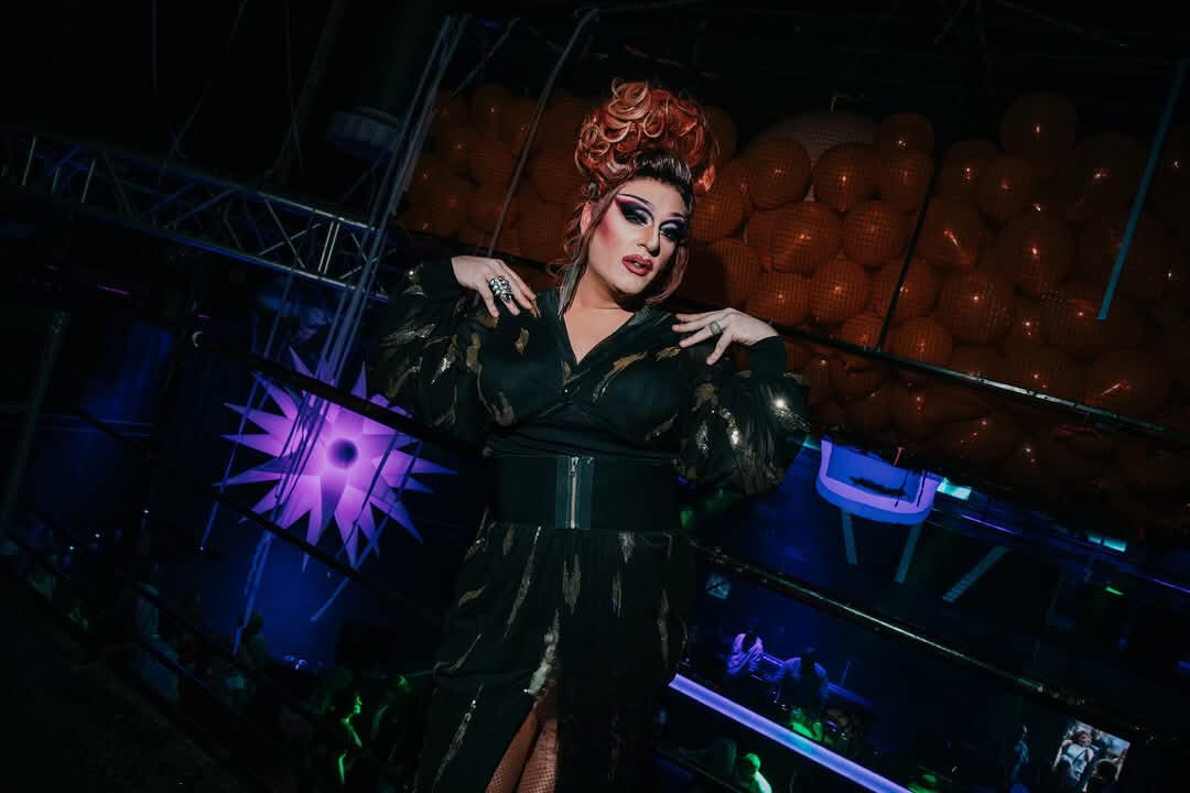 Miss Mars, dragqueen cantante en directo con maquillaje y estilo icónico, lista para deslumbrar en tu evento. Miss Mars Drag Queen posando con maquillaje llamativo y estilo pop elegante.