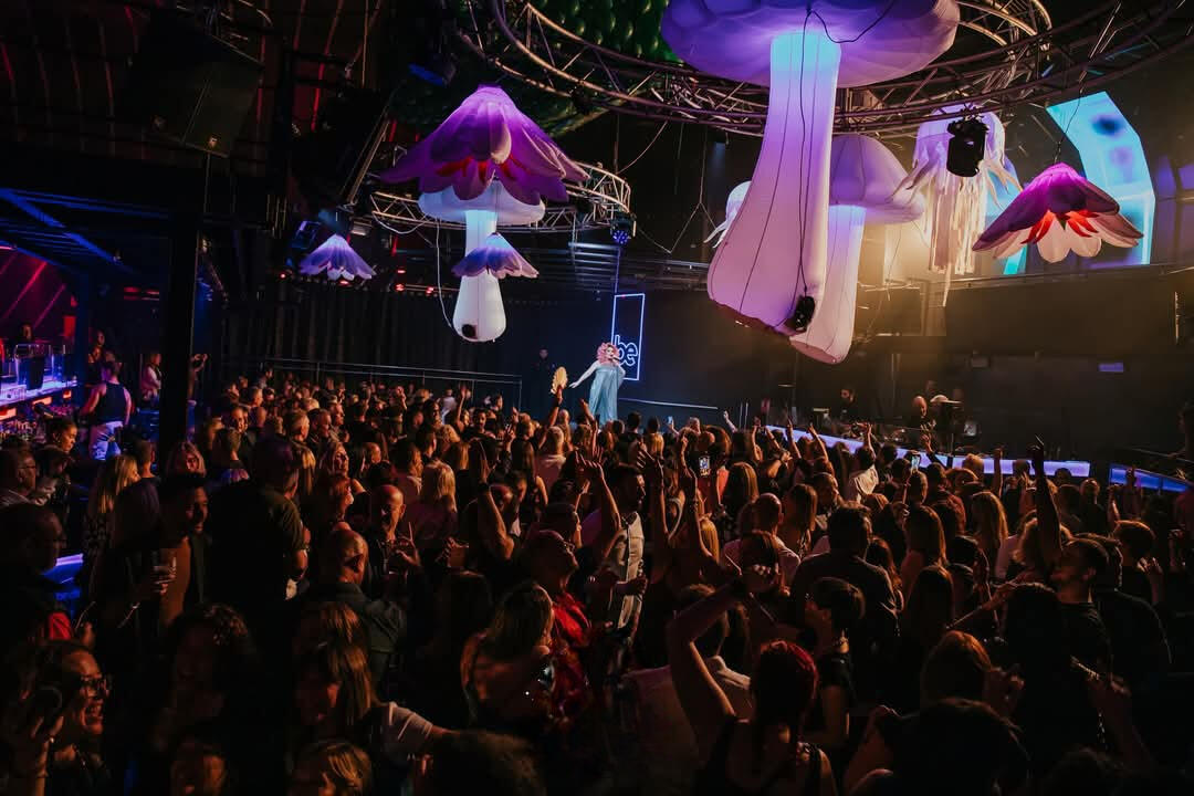 Miss Mars en un evento elegante, show en directo para boda o celebración privada.