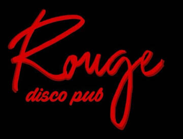 Miss Mars actuando en Rouge Vilanova i la Geltrú con show drag y voz en directo